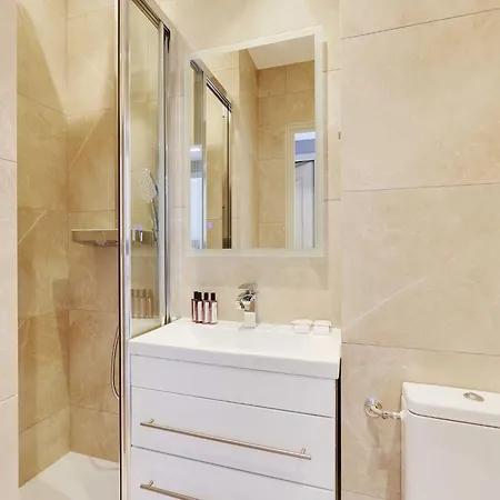 Cosy With Balcony - 2br 6p- La Roquette شقة